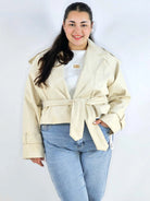 Kurtka plus size beżowa – krótki trencz XXL z paskiem Stylowa XL