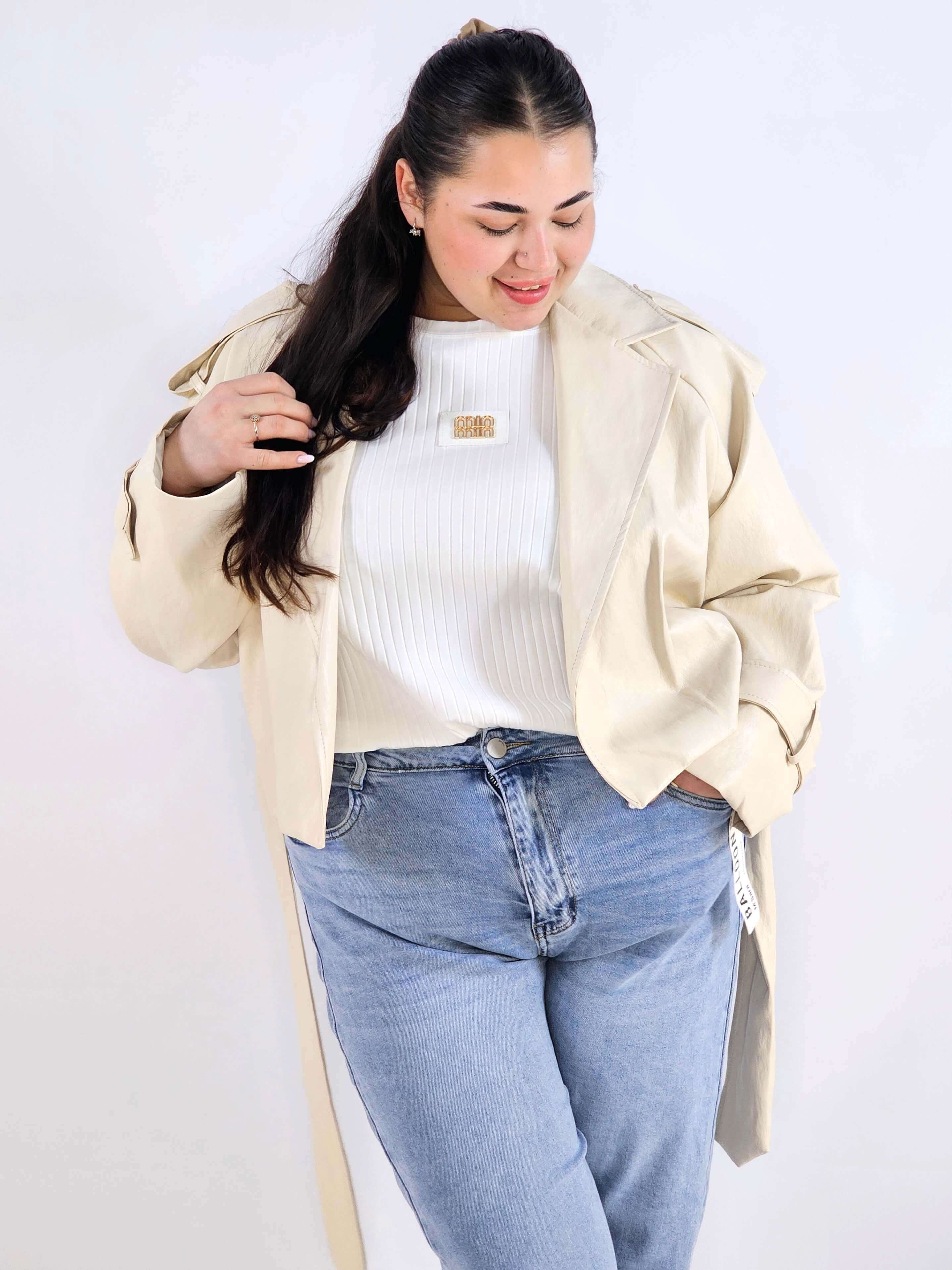 Kurtka plus size beżowa – krótki trencz XXL z paskiem Stylowa XL