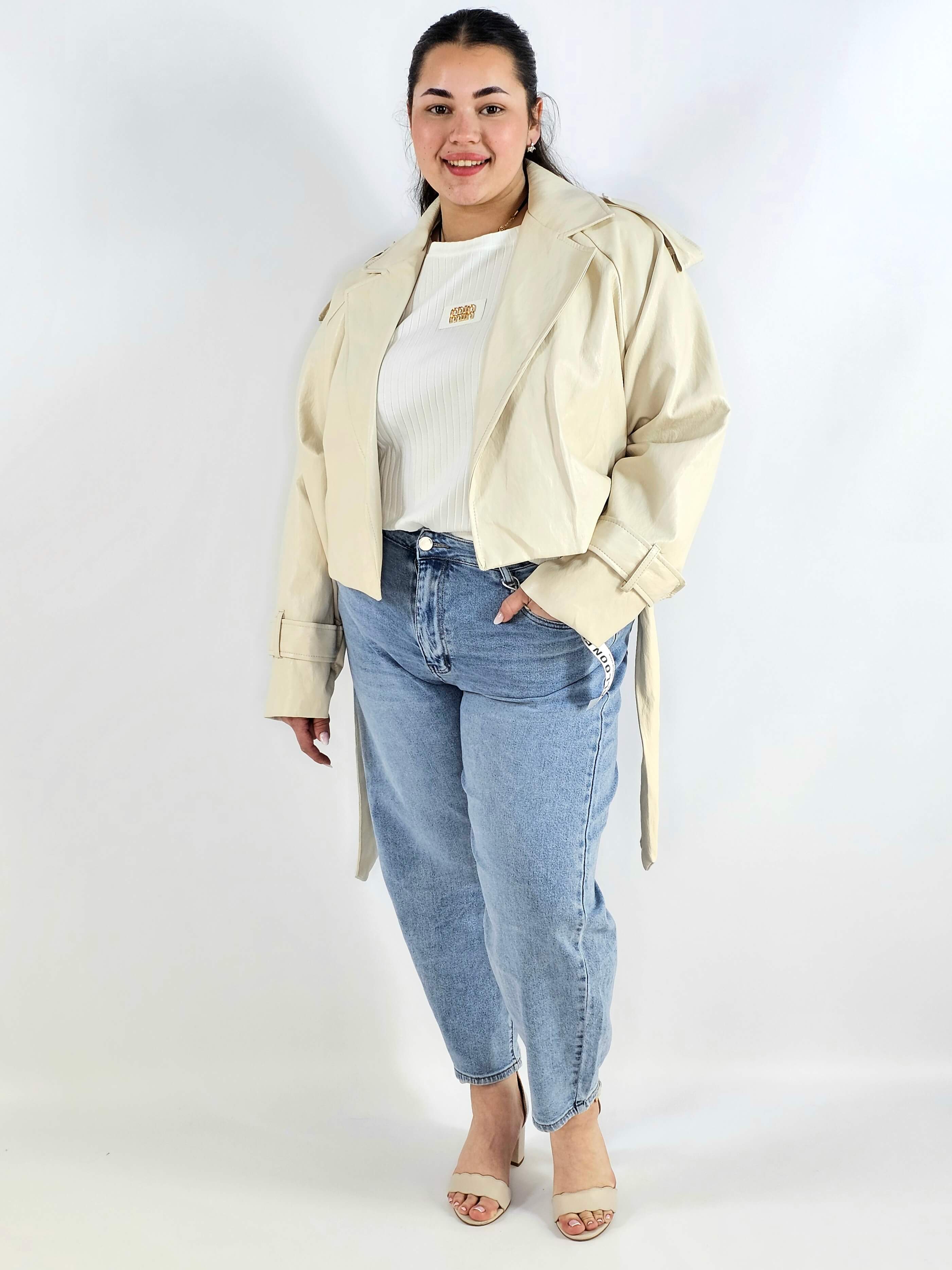 Kurtka plus size beżowa – krótki trencz XXL z paskiem Stylowa XL