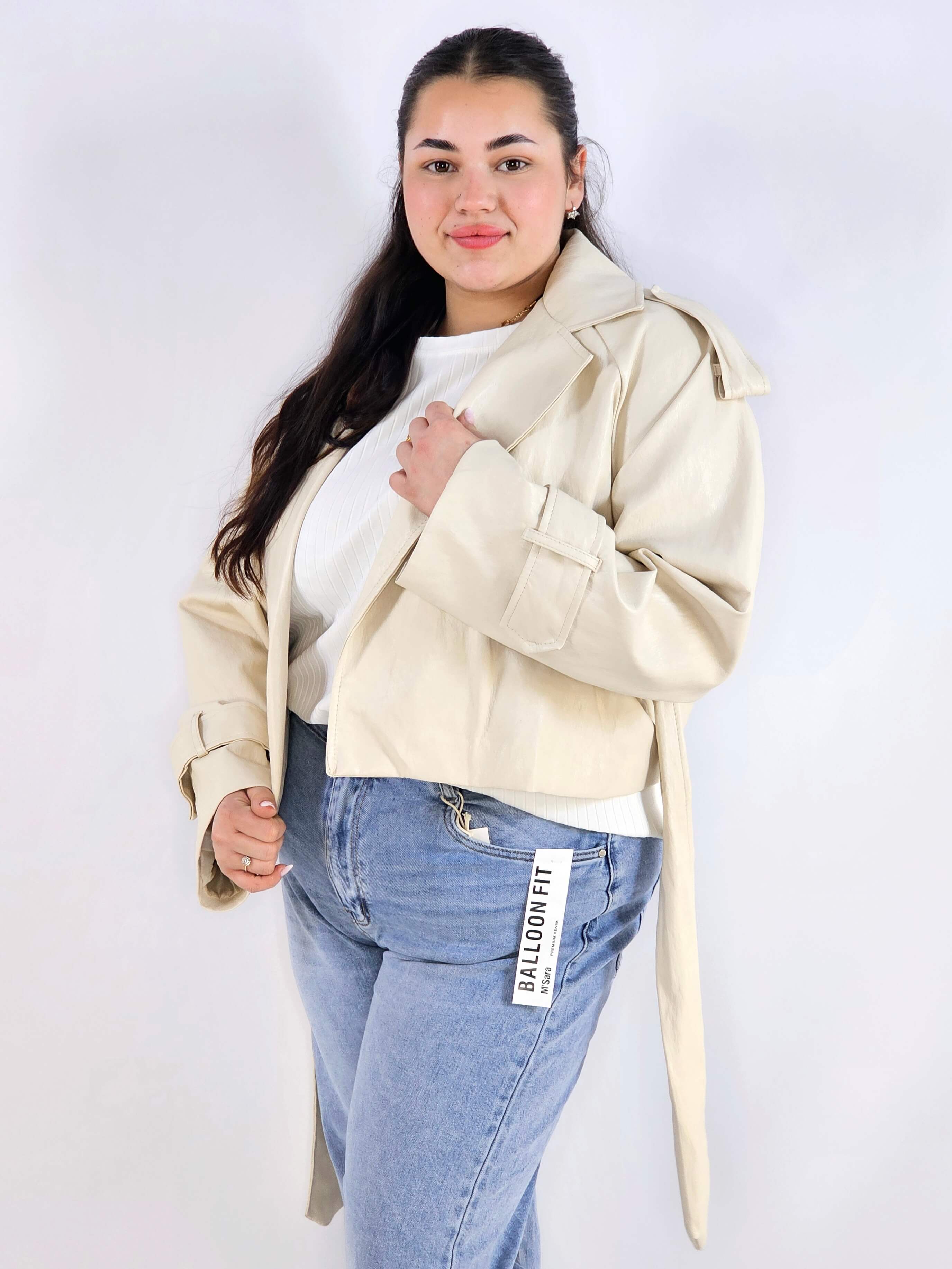 Kurtka plus size beżowa – krótki trencz XXL z paskiem Stylowa XL