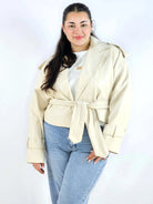 Kurtka plus size beżowa – krótki trencz XXL z paskiem Stylowa XL