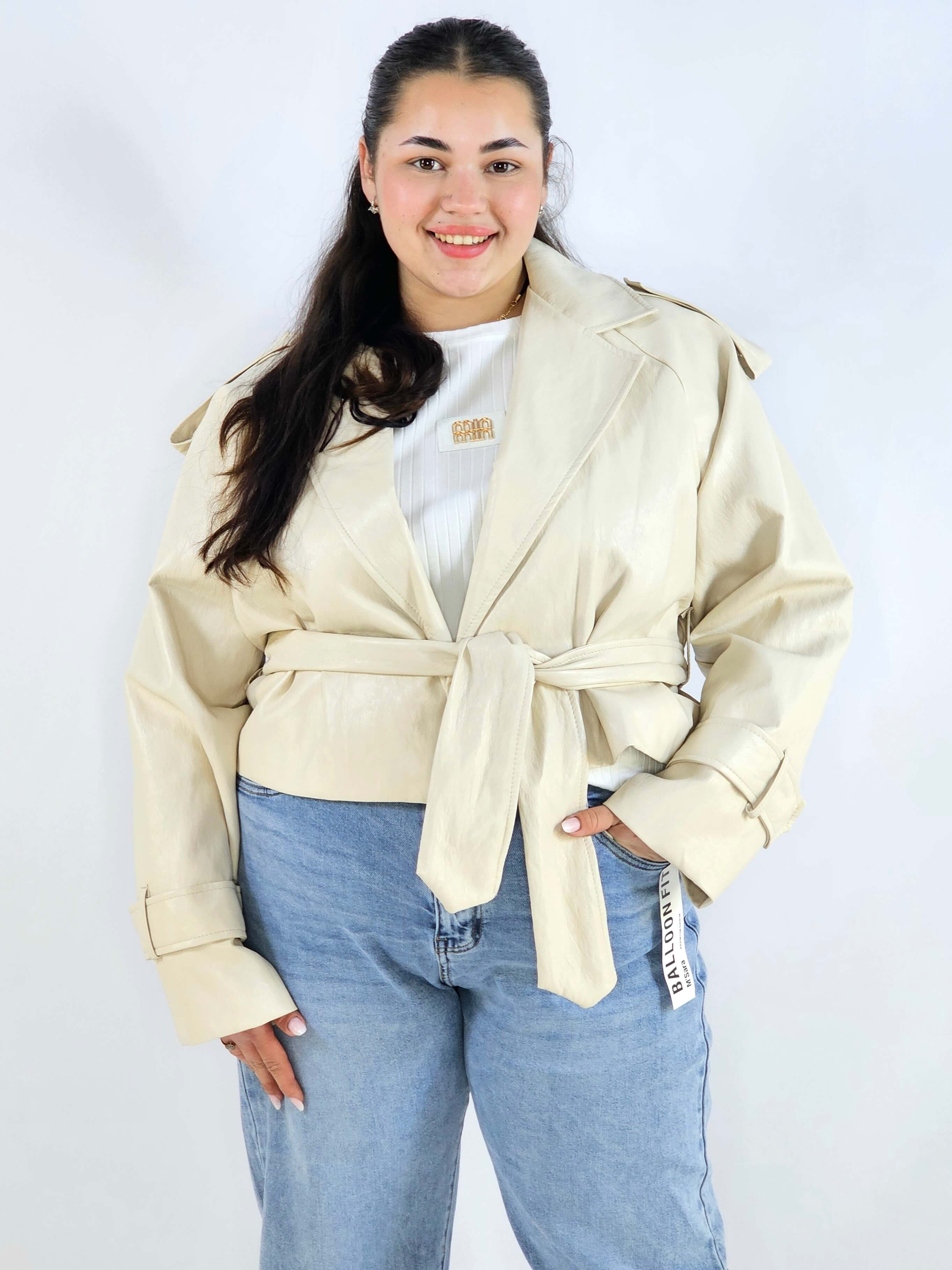 Kurtka plus size beżowa – krótki trencz XXL z paskiem Stylowa XL