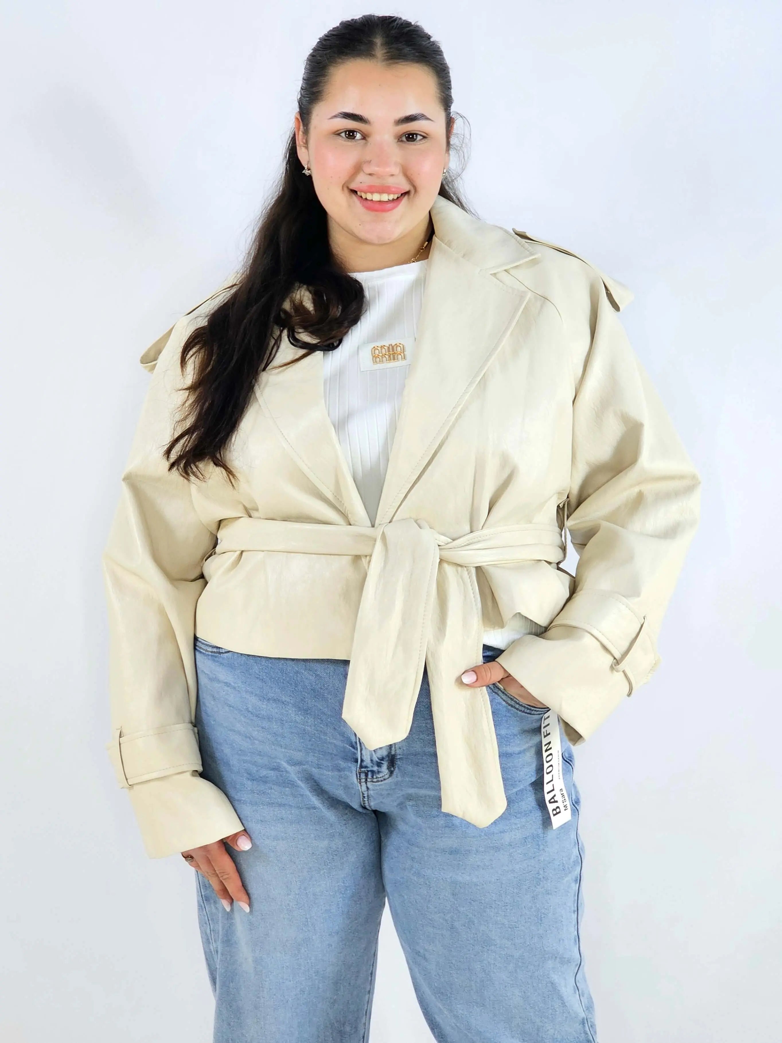 Kurtka plus size beżowa – krótki trencz XXL z paskiem Stylowa XL