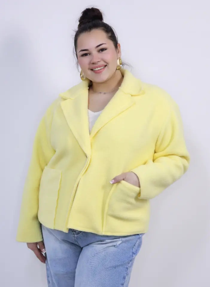 Kurtka plus size o krótkim kroju z kołnierzem i kieszeniami Stylowa XL