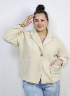 Kurtka plus size o krótkim kroju z kołnierzem i kieszeniami Stylowa XL