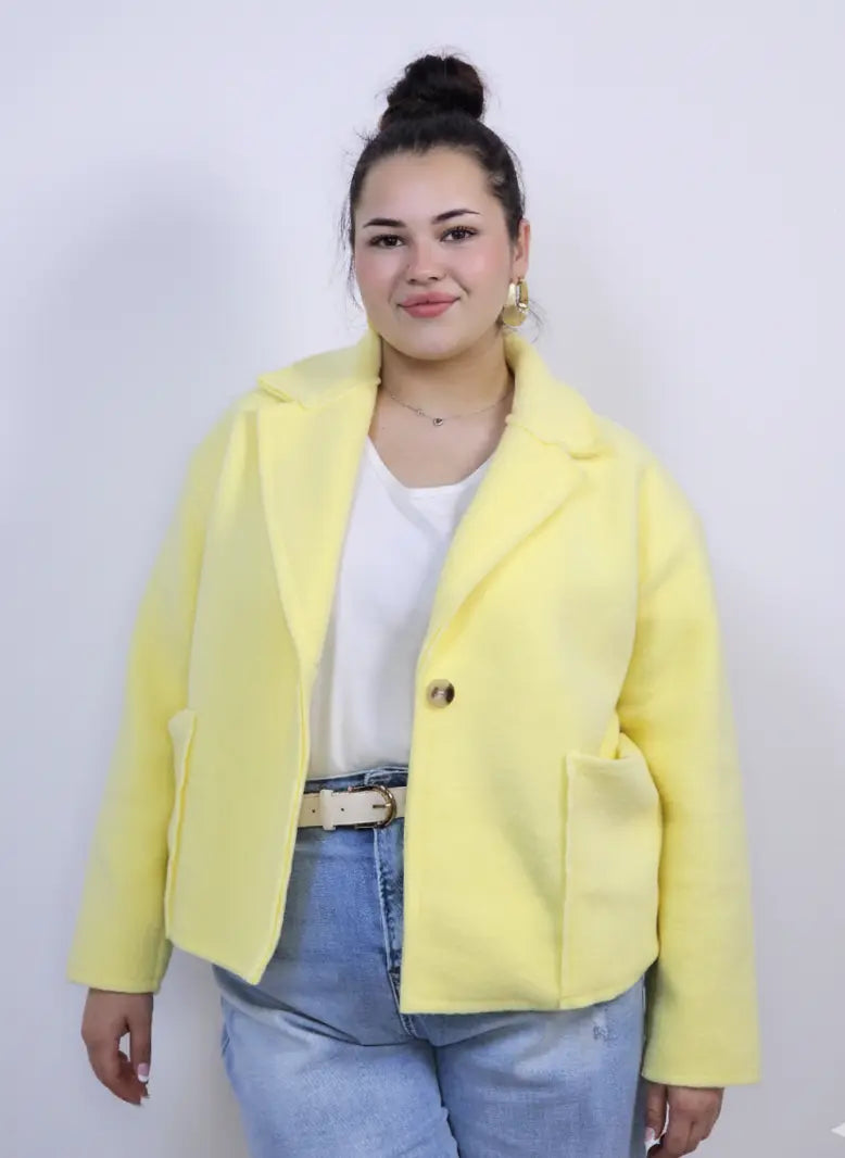 Kurtka plus size o krótkim kroju z kołnierzem i kieszeniami Stylowa XL