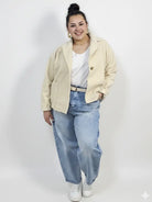 Kurtka plus size o krótkim kroju z kołnierzem i kieszeniami Stylowa XL