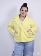 Kurtka plus size o krótkim kroju z kołnierzem i kieszeniami Stylowa XL