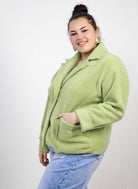 Kurtka plus size o krótkim kroju z kołnierzem i kieszeniami Stylowa XL