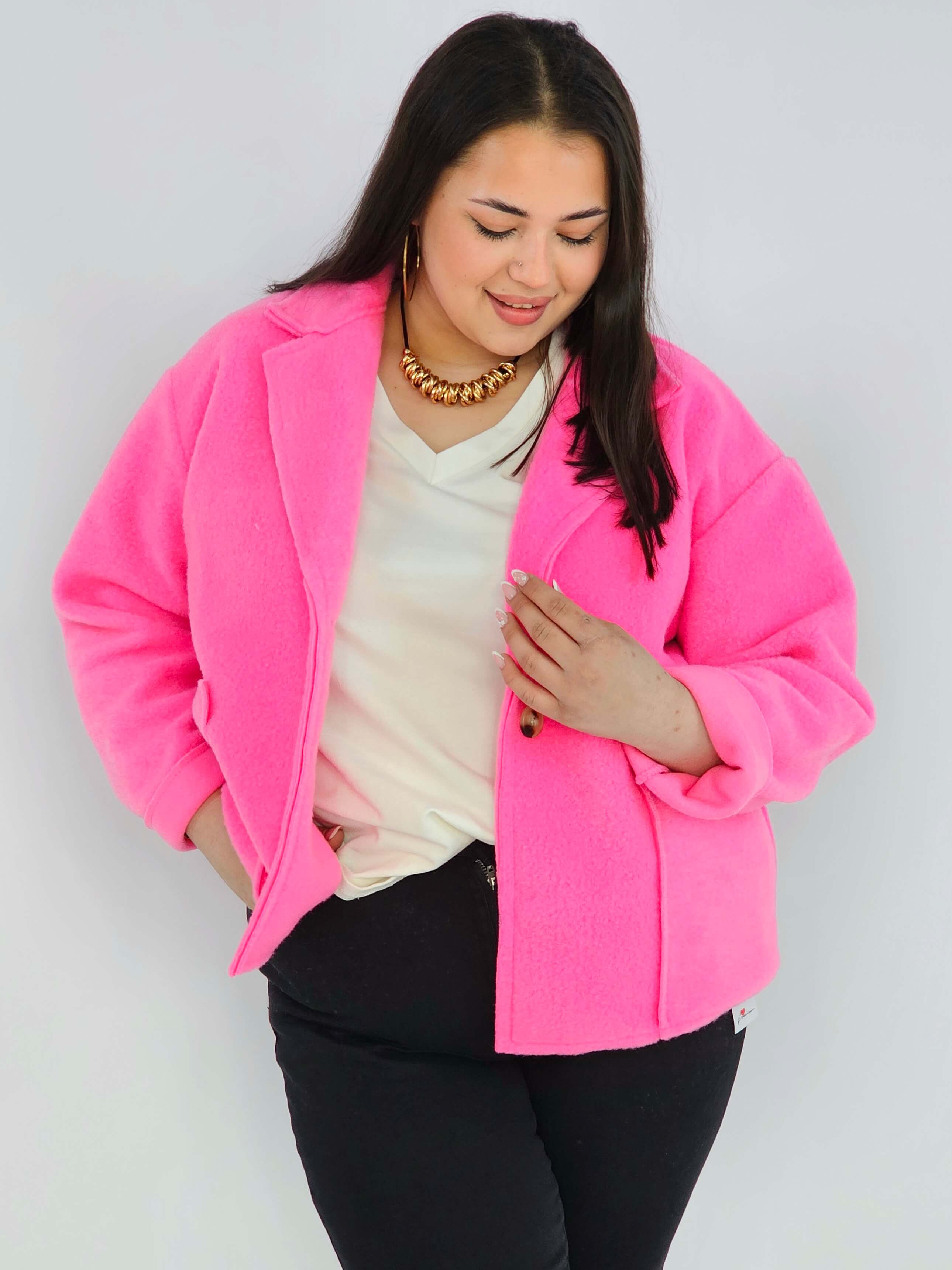 Kurtka plus size o krótkim kroju z kołnierzem i kieszeniami Stylowa XL