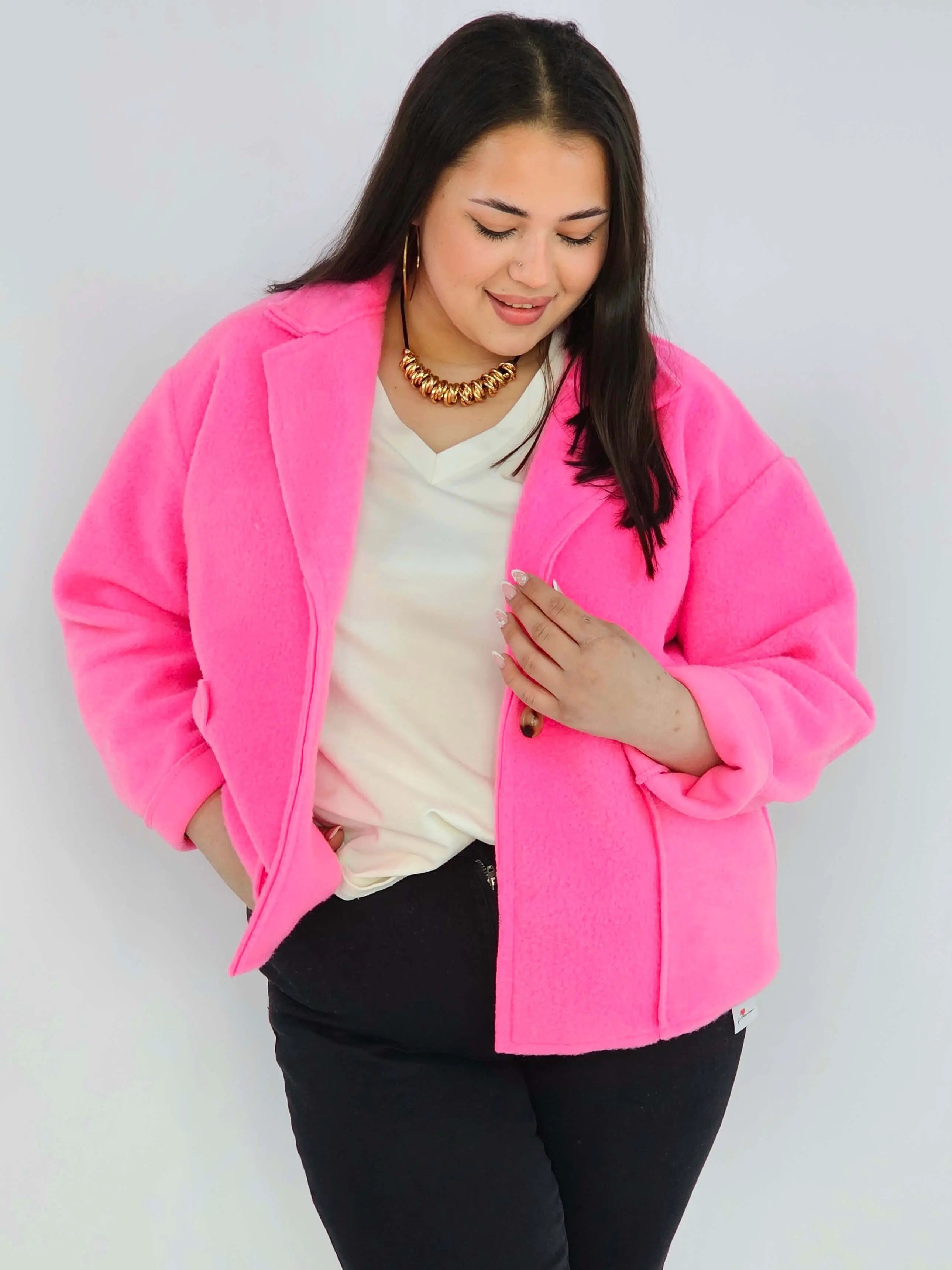 Kurtka plus size o krótkim kroju z kołnierzem i kieszeniami Stylowa XL
