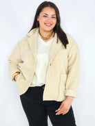 Kurtka plus size o krótkim kroju z kołnierzem i kieszeniami Stylowa XL