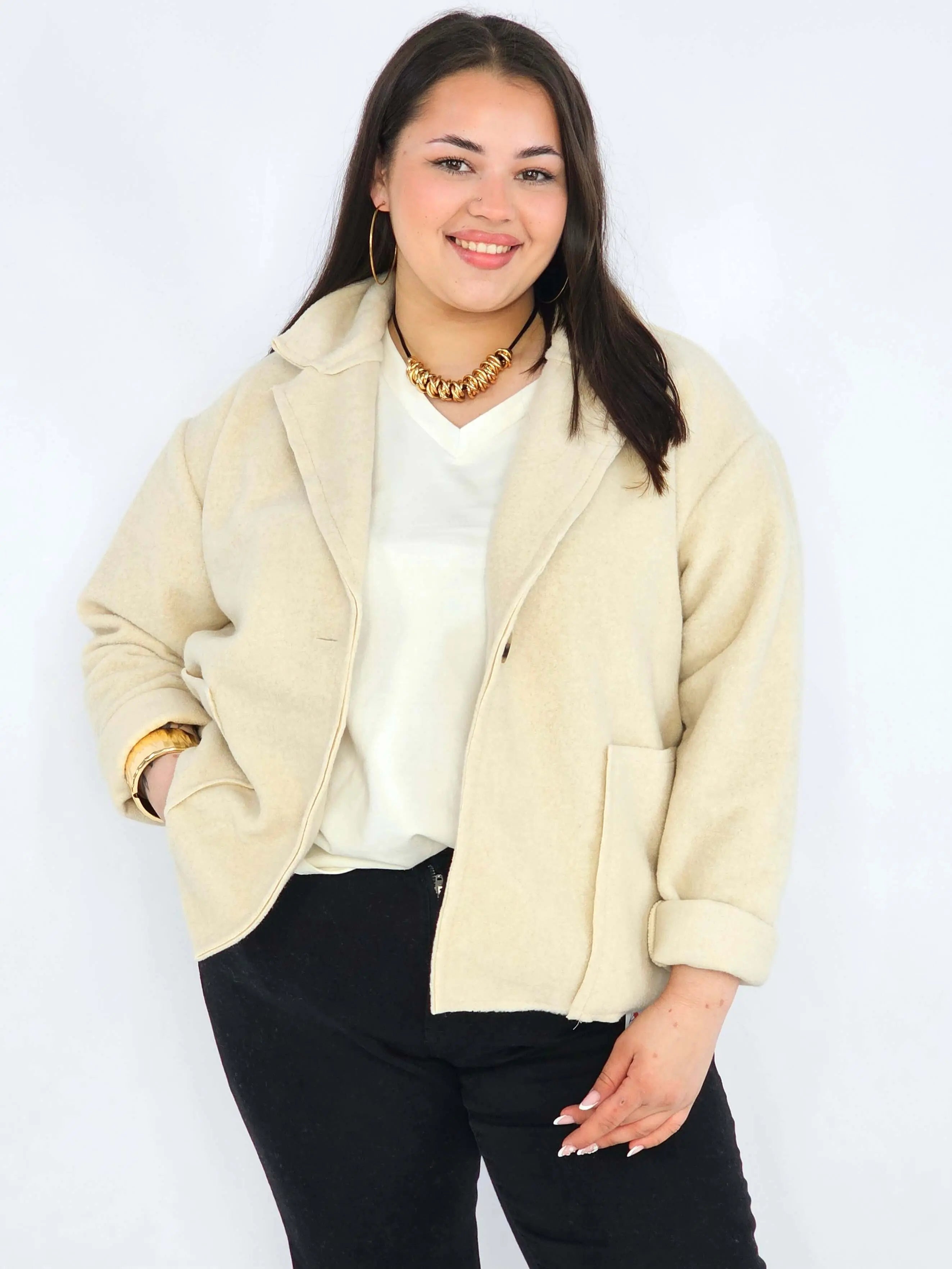 Kurtka plus size o krótkim kroju z kołnierzem i kieszeniami Stylowa XL