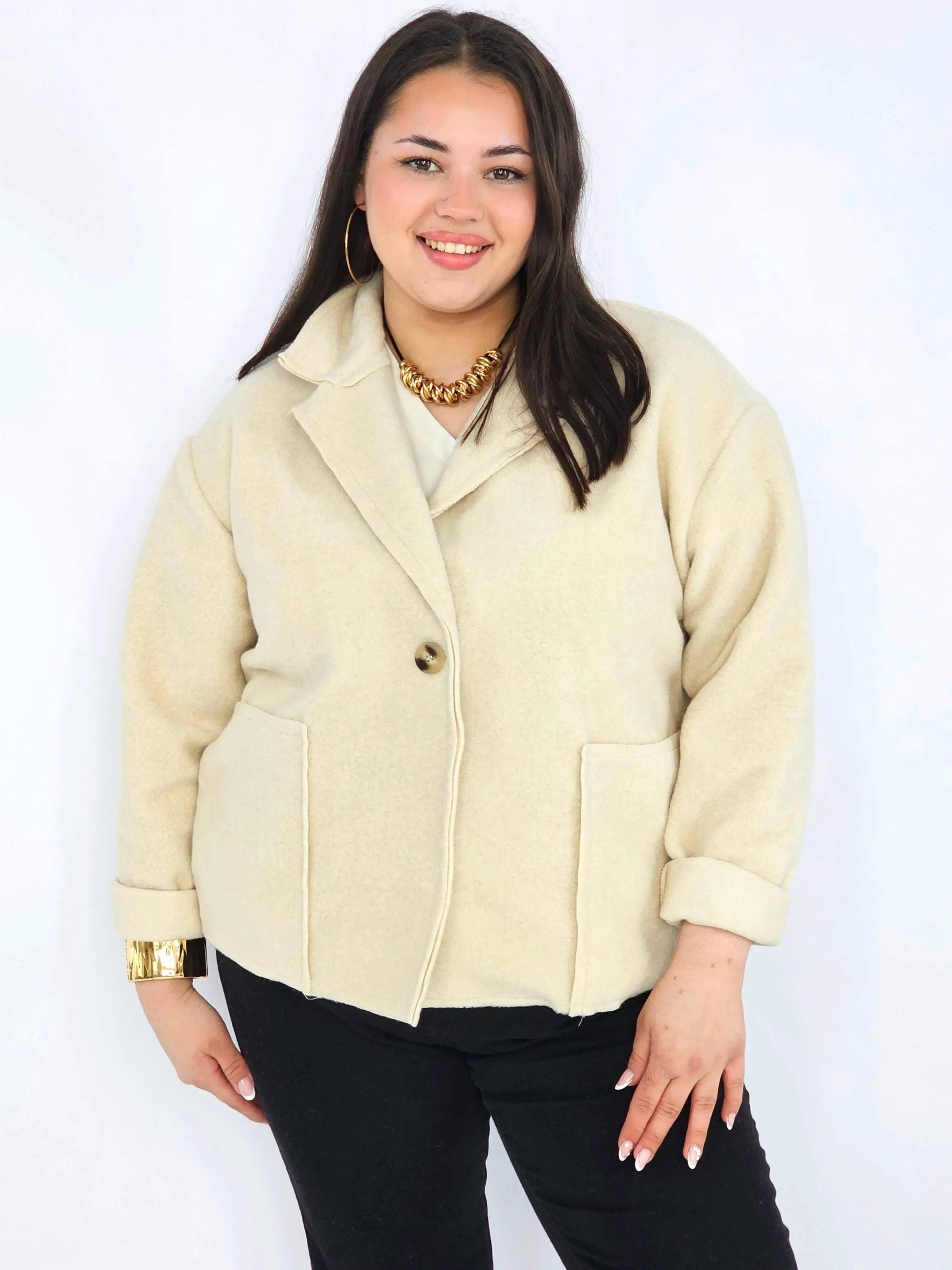 Kurtka plus size o krótkim kroju z kołnierzem i kieszeniami Stylowa XL