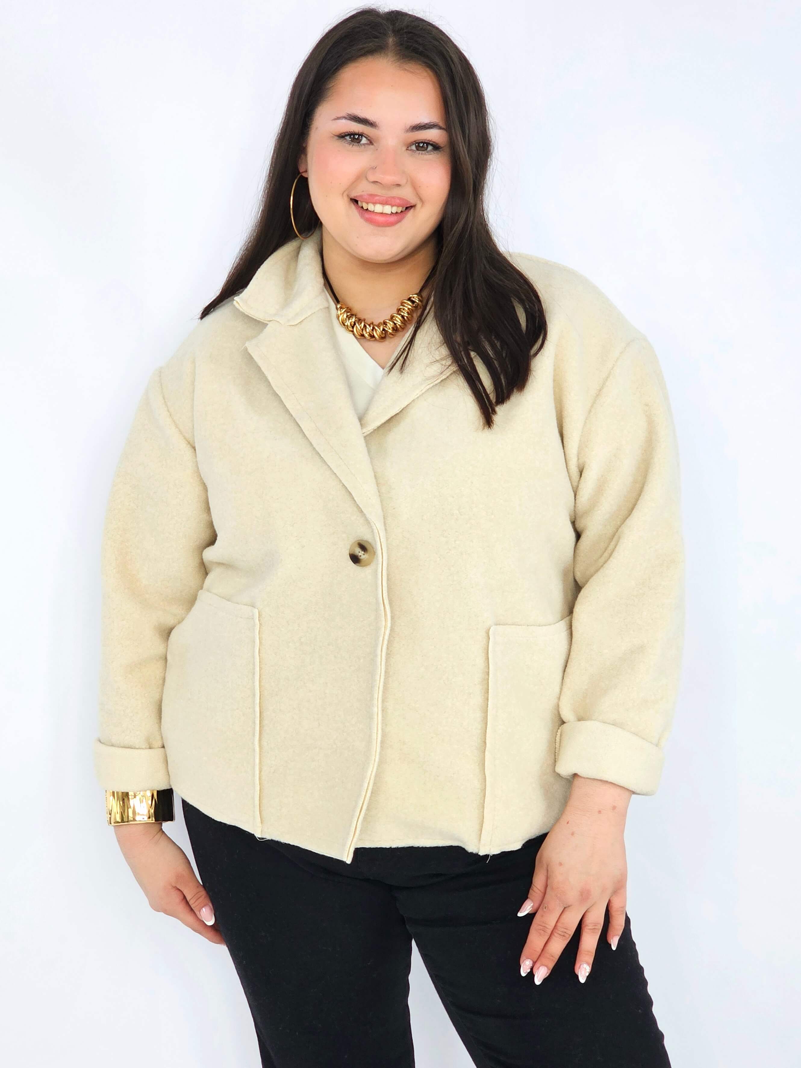 Kurtka plus size o krótkim kroju z kołnierzem i kieszeniami Stylowa XL