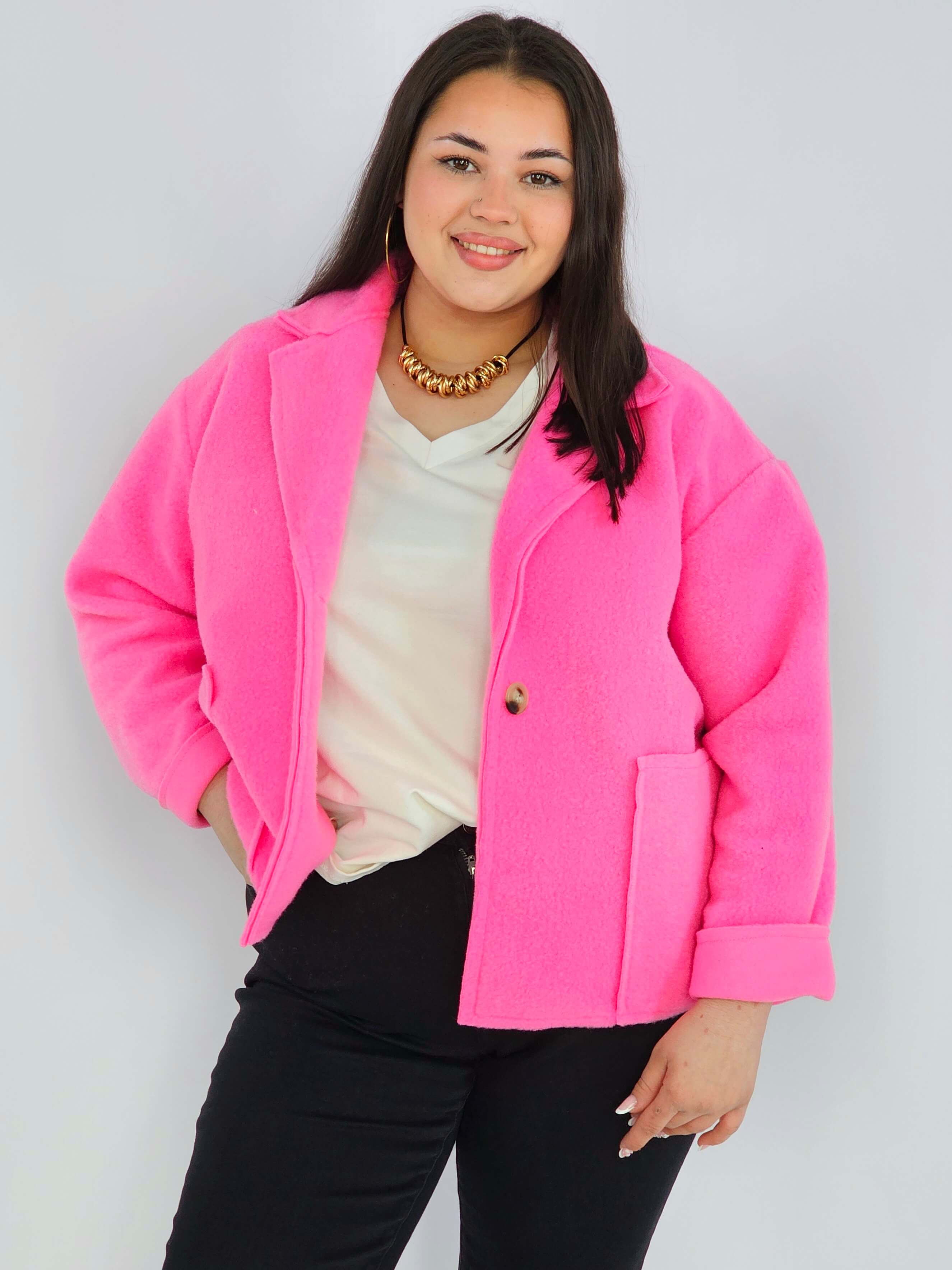 Kurtka plus size o krótkim kroju z kołnierzem i kieszeniami Stylowa XL