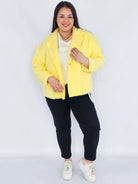 Kurtka plus size o krótkim kroju z kołnierzem i kieszeniami Stylowa XL