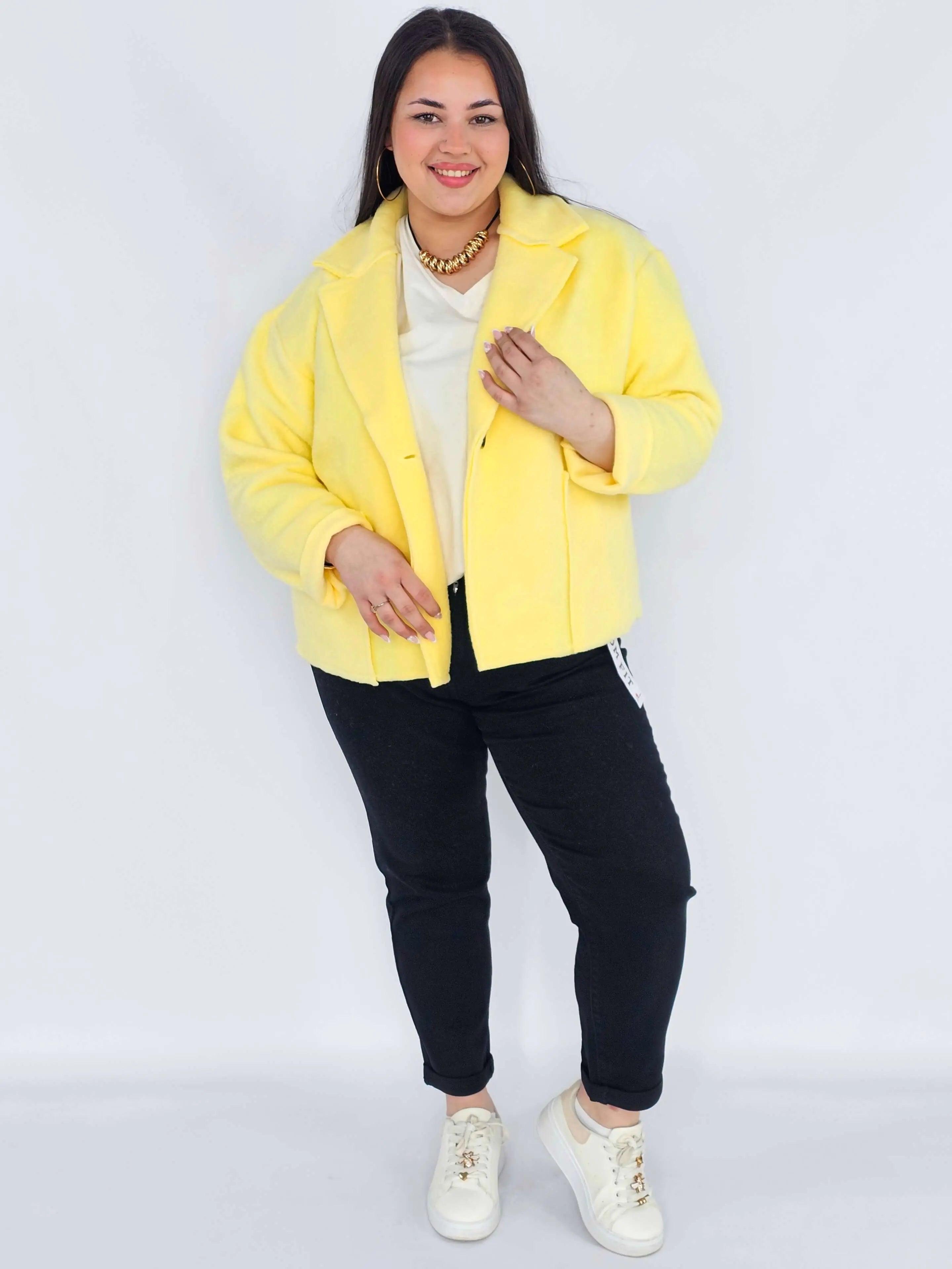 Kurtka plus size o krótkim kroju z kołnierzem i kieszeniami Stylowa XL
