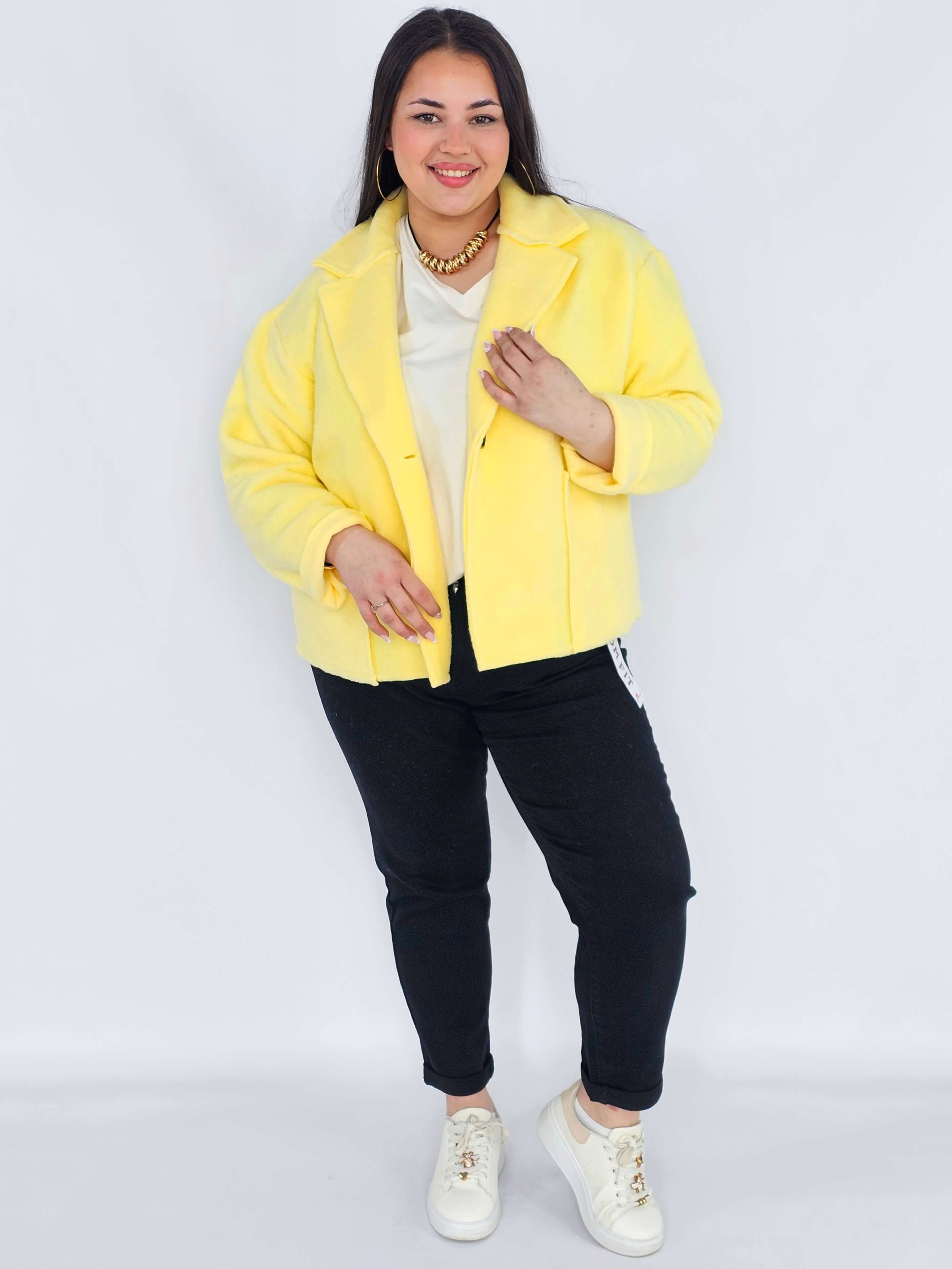 Kurtka plus size o krótkim kroju z kołnierzem i kieszeniami Stylowa XL