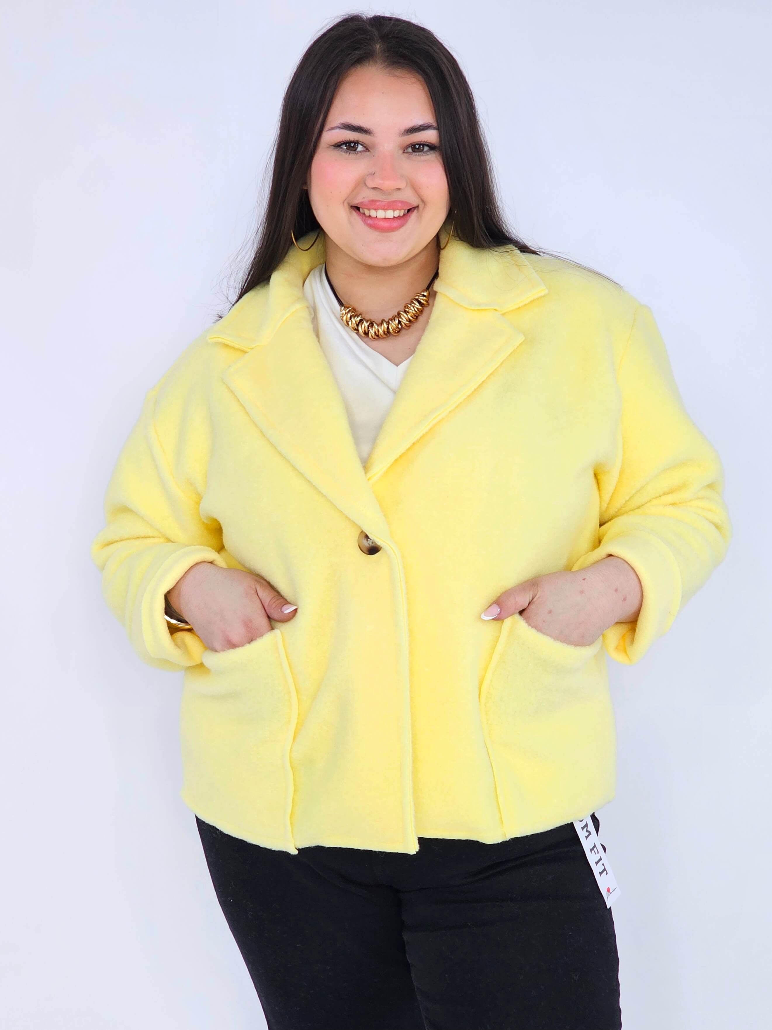 Kurtka plus size o krótkim kroju z kołnierzem i kieszeniami Stylowa XL