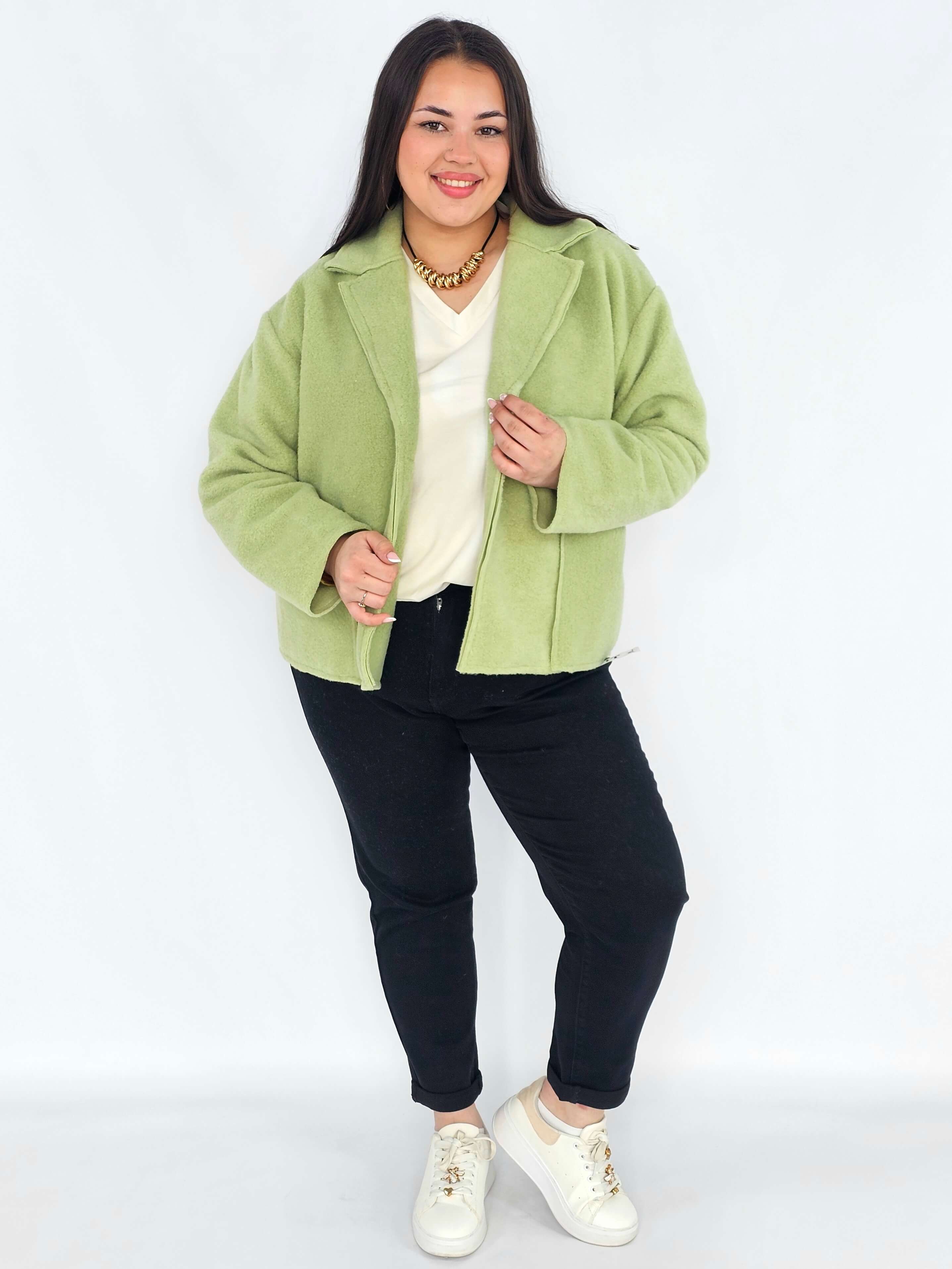 Kurtka plus size o krótkim kroju z kołnierzem i kieszeniami Stylowa XL