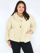Kurtka plus size o krótkim kroju z kołnierzem i kieszeniami Stylowa XL