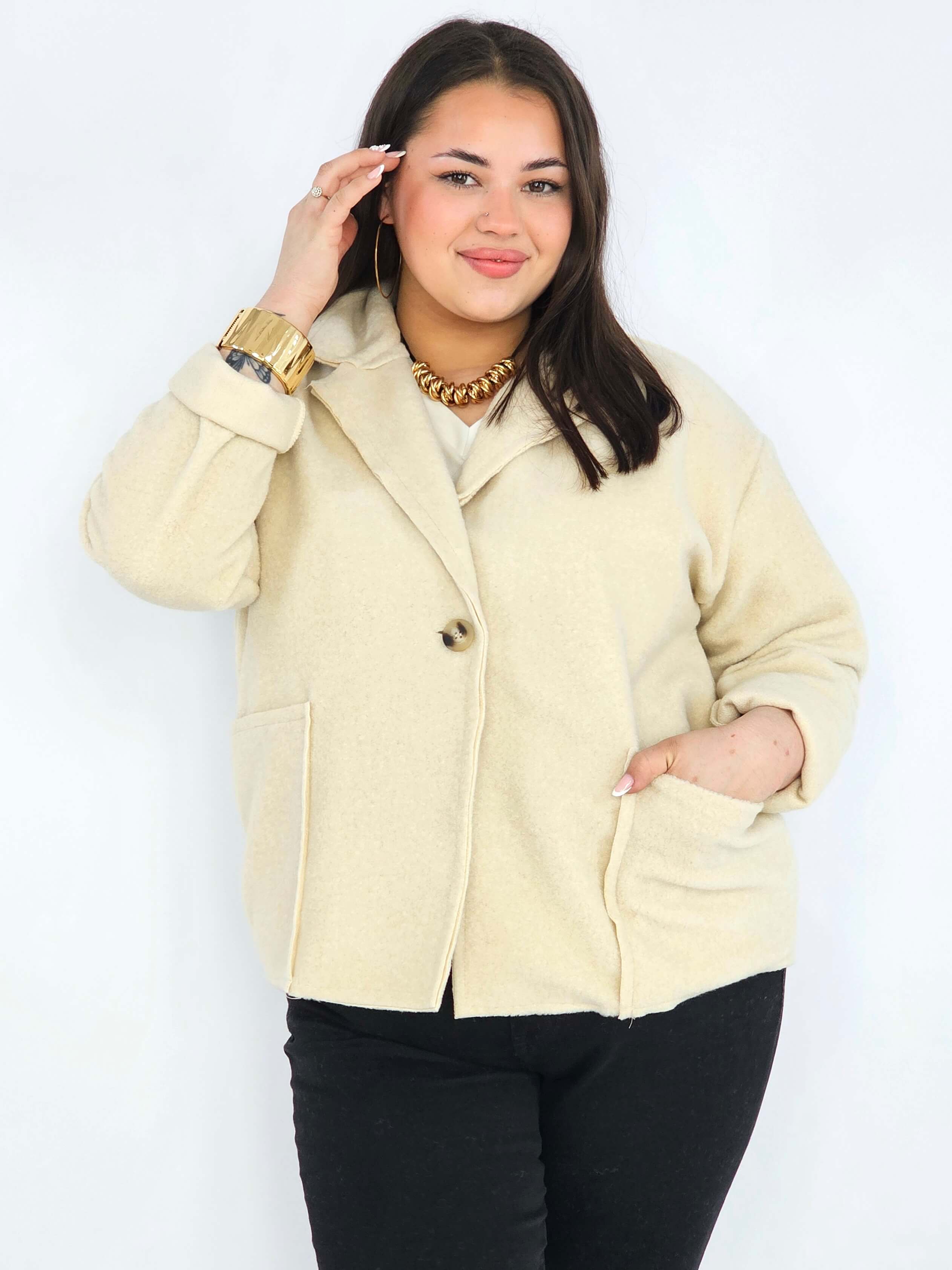 Kurtka plus size o krótkim kroju z kołnierzem i kieszeniami Stylowa XL