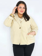 Kurtka plus size o krótkim kroju z kołnierzem i kieszeniami Stylowa XL