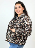 Kurtka plus size w panterkę – modny fason XXL z guzikami Stylowa XL