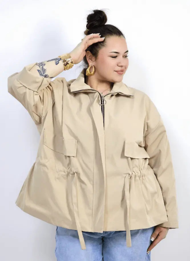 Kurtka plus size z kołnierzem, zamkiem i troczkami w talii Stylowa XL