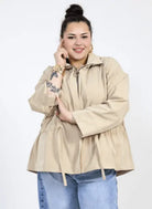 Kurtka plus size z kołnierzem, zamkiem i troczkami w talii Stylowa XL