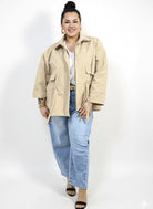 Kurtka plus size z kołnierzem, zamkiem i troczkami w talii Stylowa XL