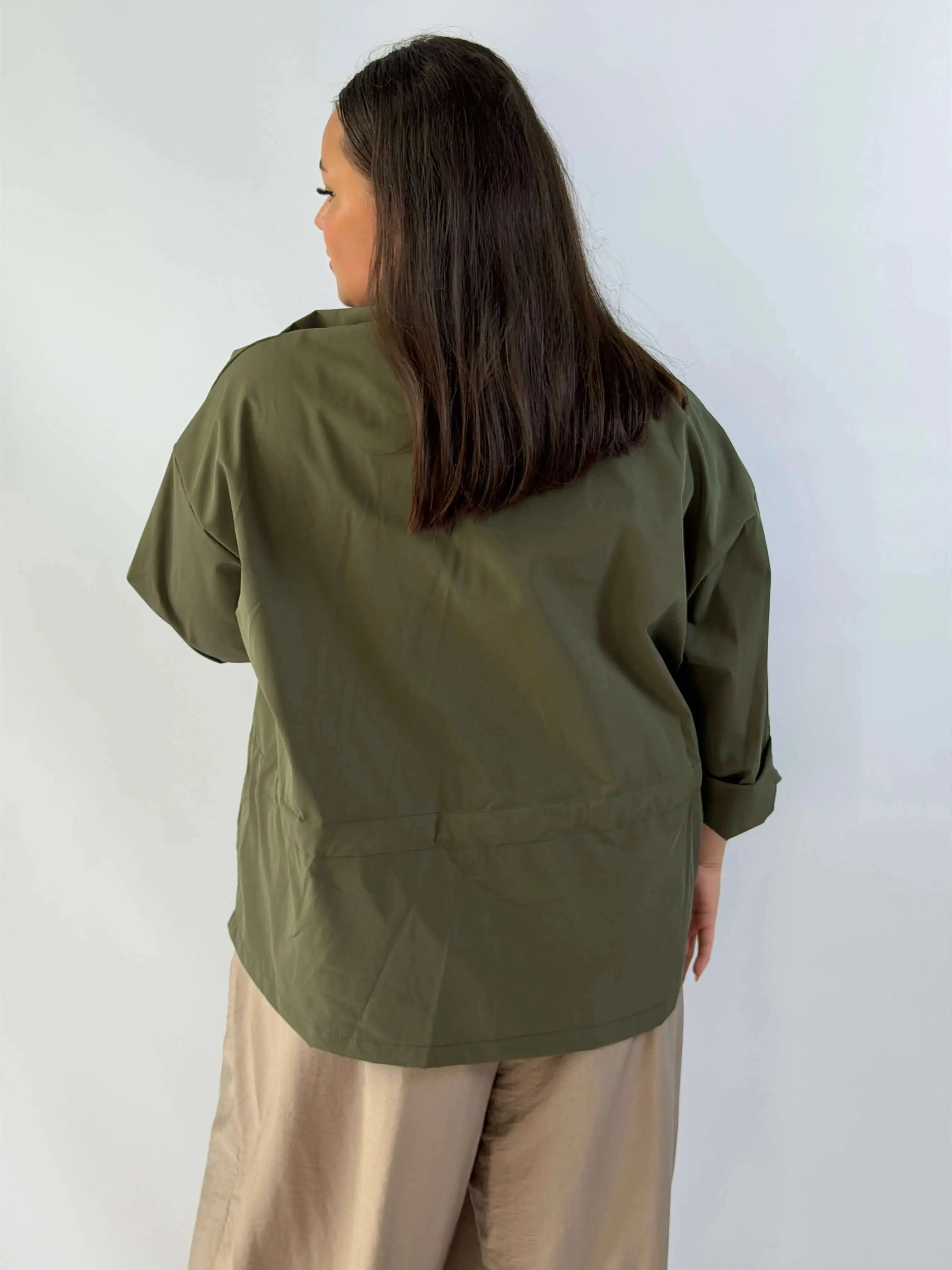 Kurtka plus size z kołnierzem, zamkiem i troczkami w talii Stylowa XL