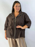 Kurtka plus size z kołnierzem, zamkiem i troczkami w talii Stylowa XL