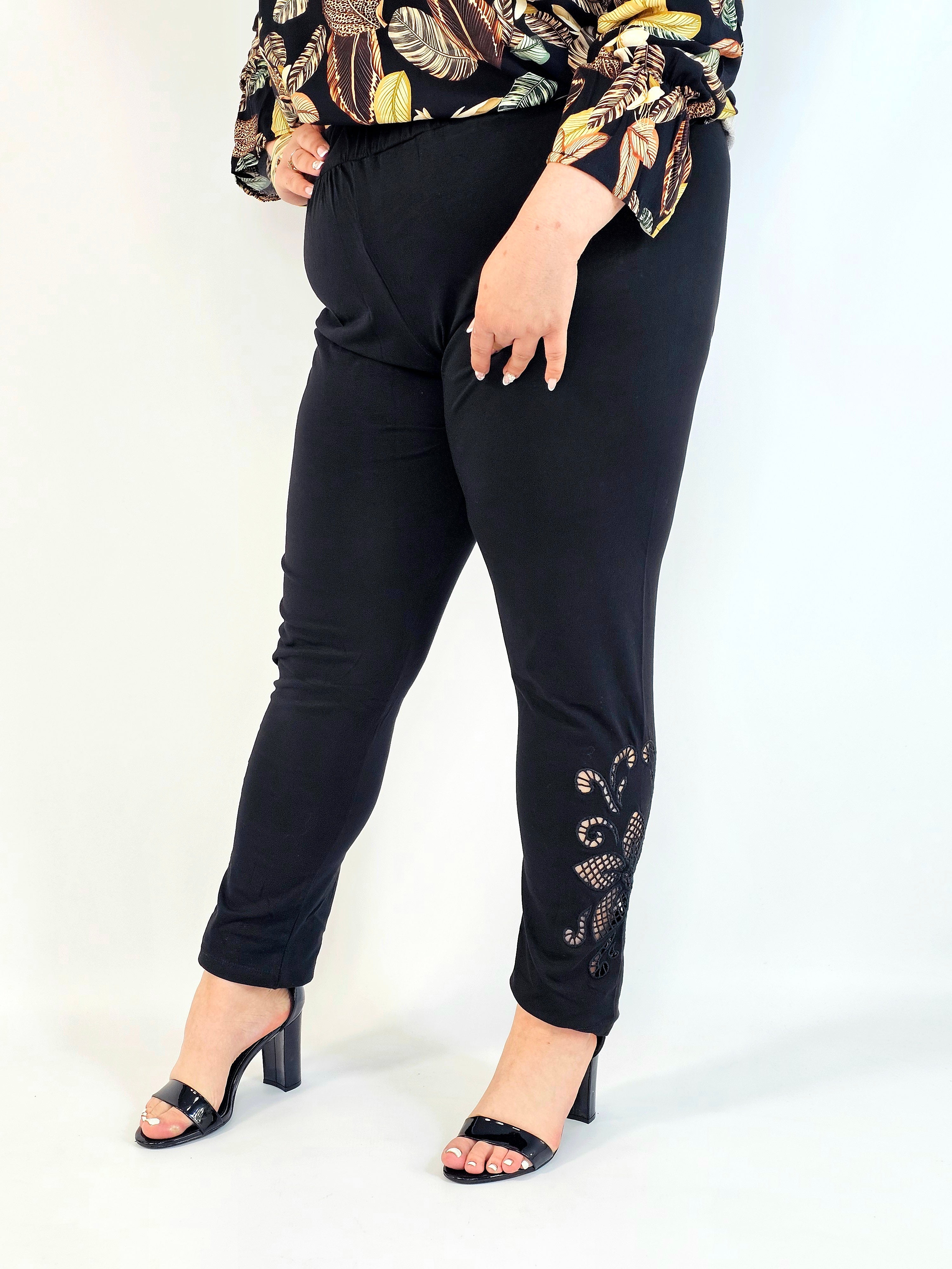 Legginsy plus size czarne z ozdobnym wykończeniem – stylowe i wygodne Stylowa XL