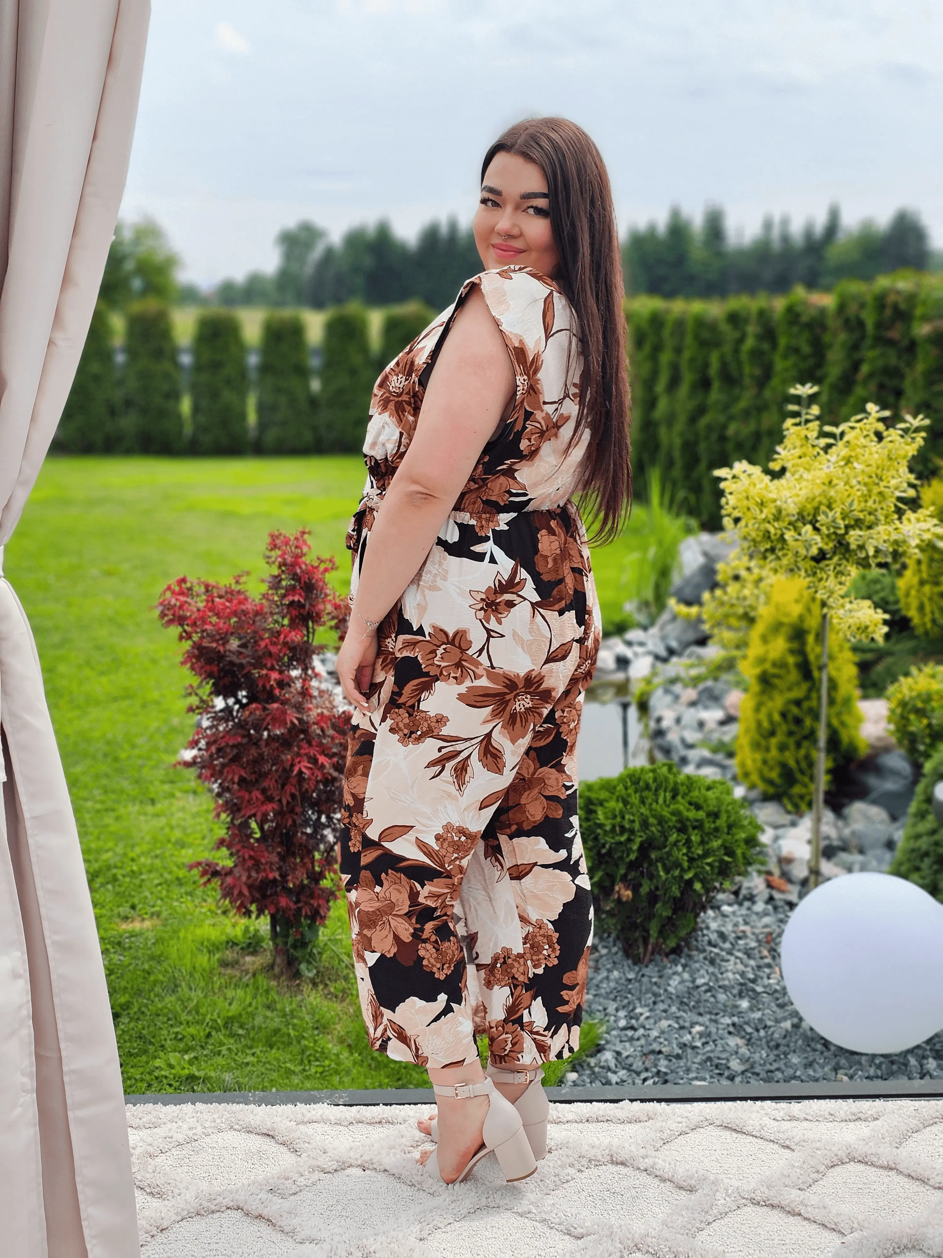 Letni kombinezon z kopertowym dekoltem Stylowa XL