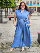 Letni kombinezon z kwiatową aplikacją Stylowa XL