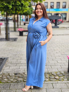 Letni kombinezon z kwiatową aplikacją Stylowa XL