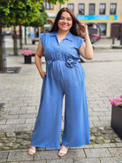 Letni kombinezon z kwiatową aplikacją Stylowa XL