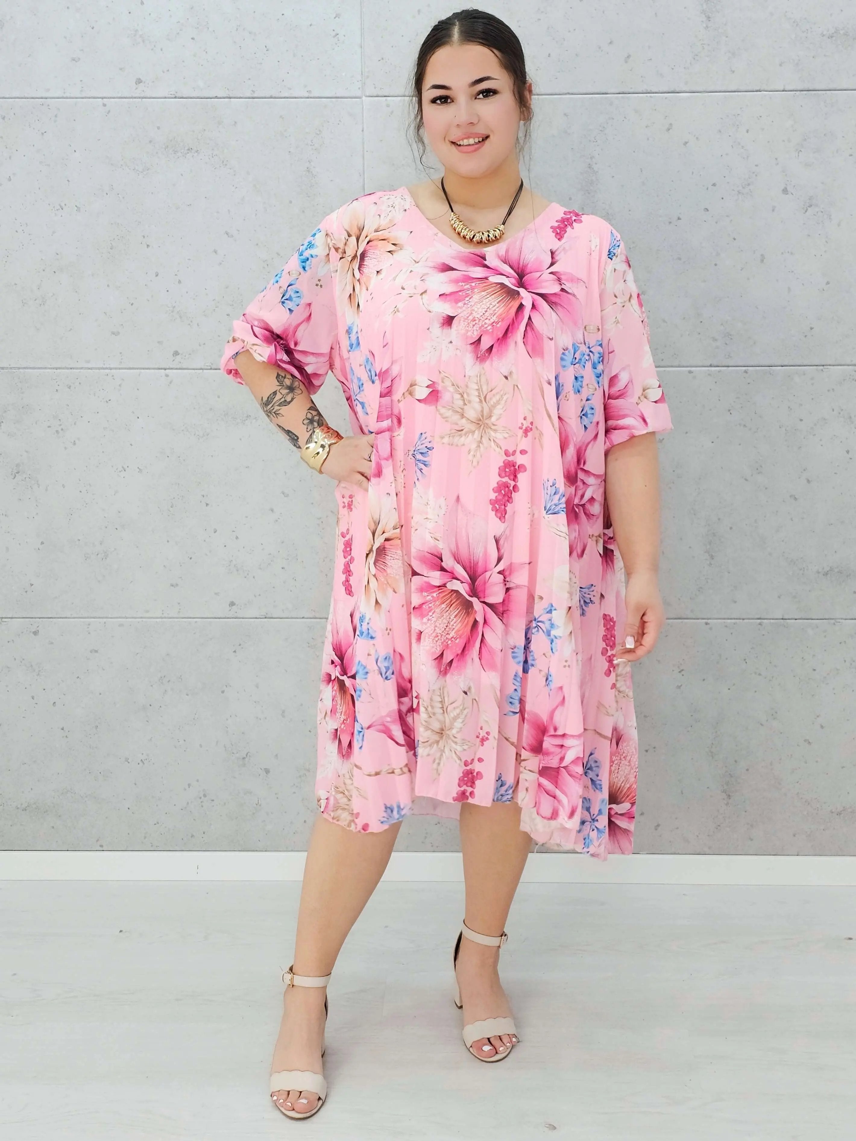 Letnia sukienka w kwiaty z plisowaniem. Stylowa XL