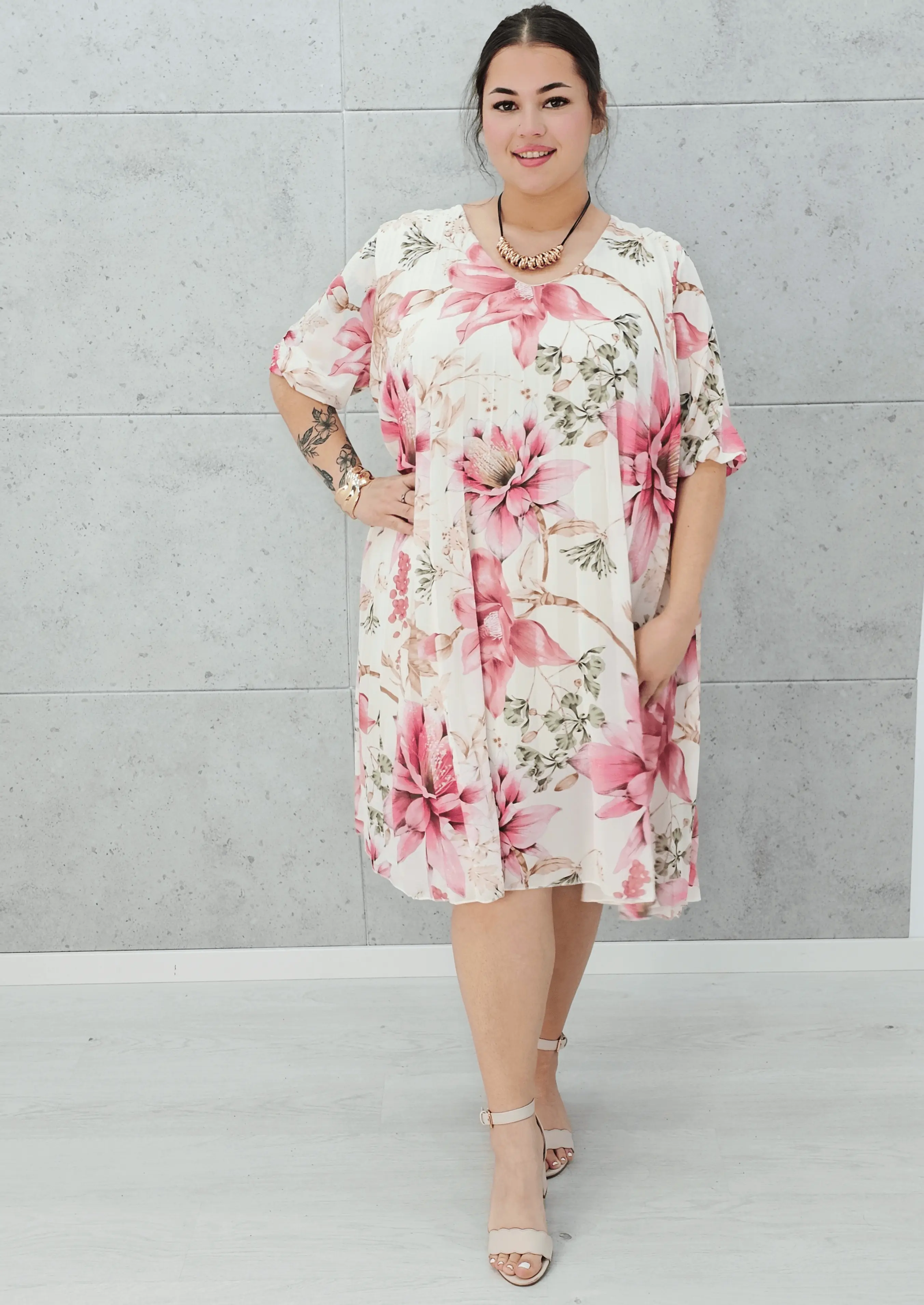 Letnia sukienka w kwiaty z plisowaniem. Stylowa XL