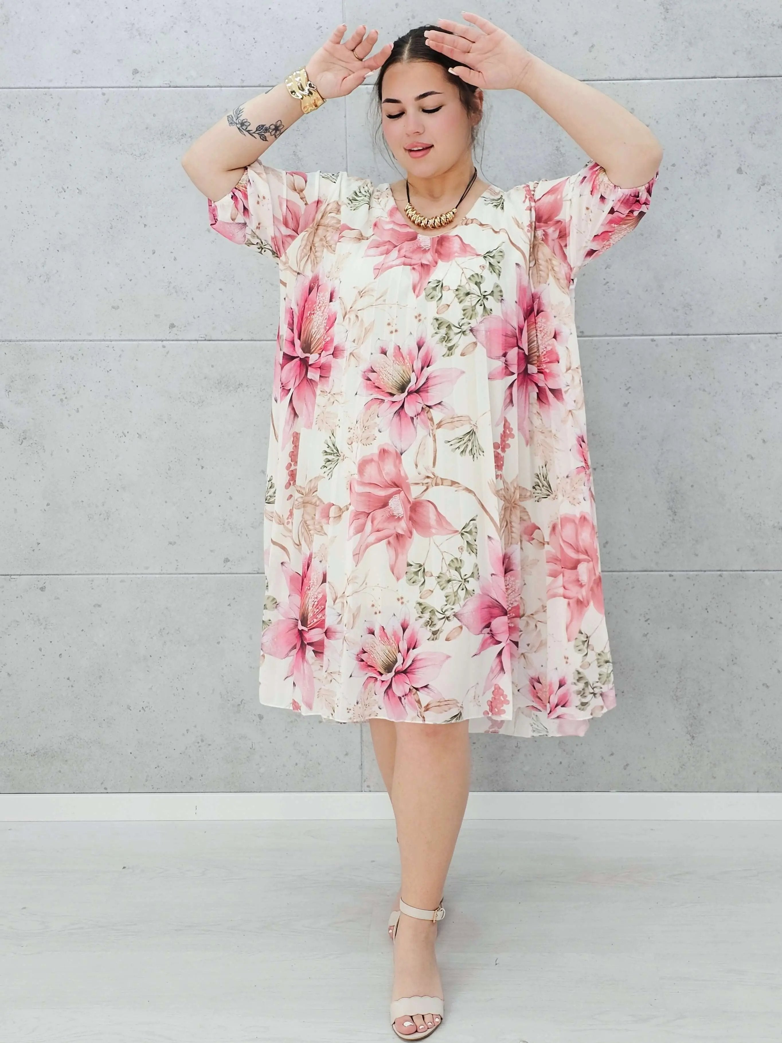 Letnia sukienka w kwiaty z plisowaniem. Stylowa XL