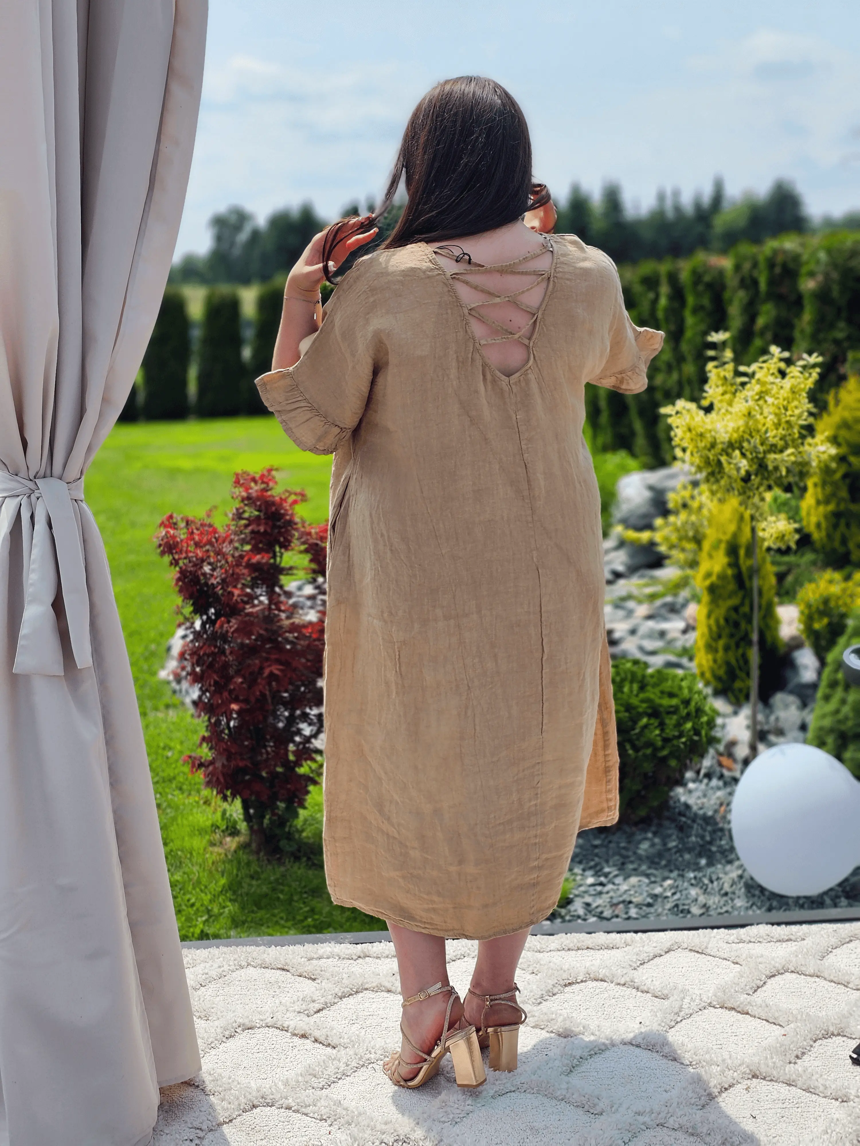 Lniana sukienka midi z wiązaniem Stylowa XL