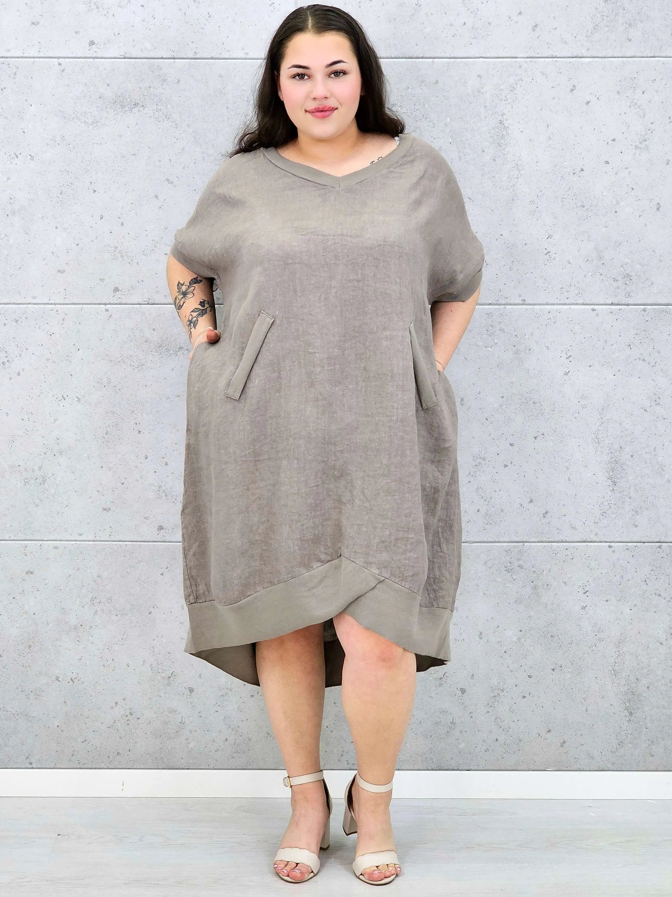 Lniana sukienka oversize midi z dekoltem V i kieszeniami Stylowa XL