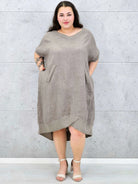 Lniana sukienka oversize midi z dekoltem V i kieszeniami Stylowa XL