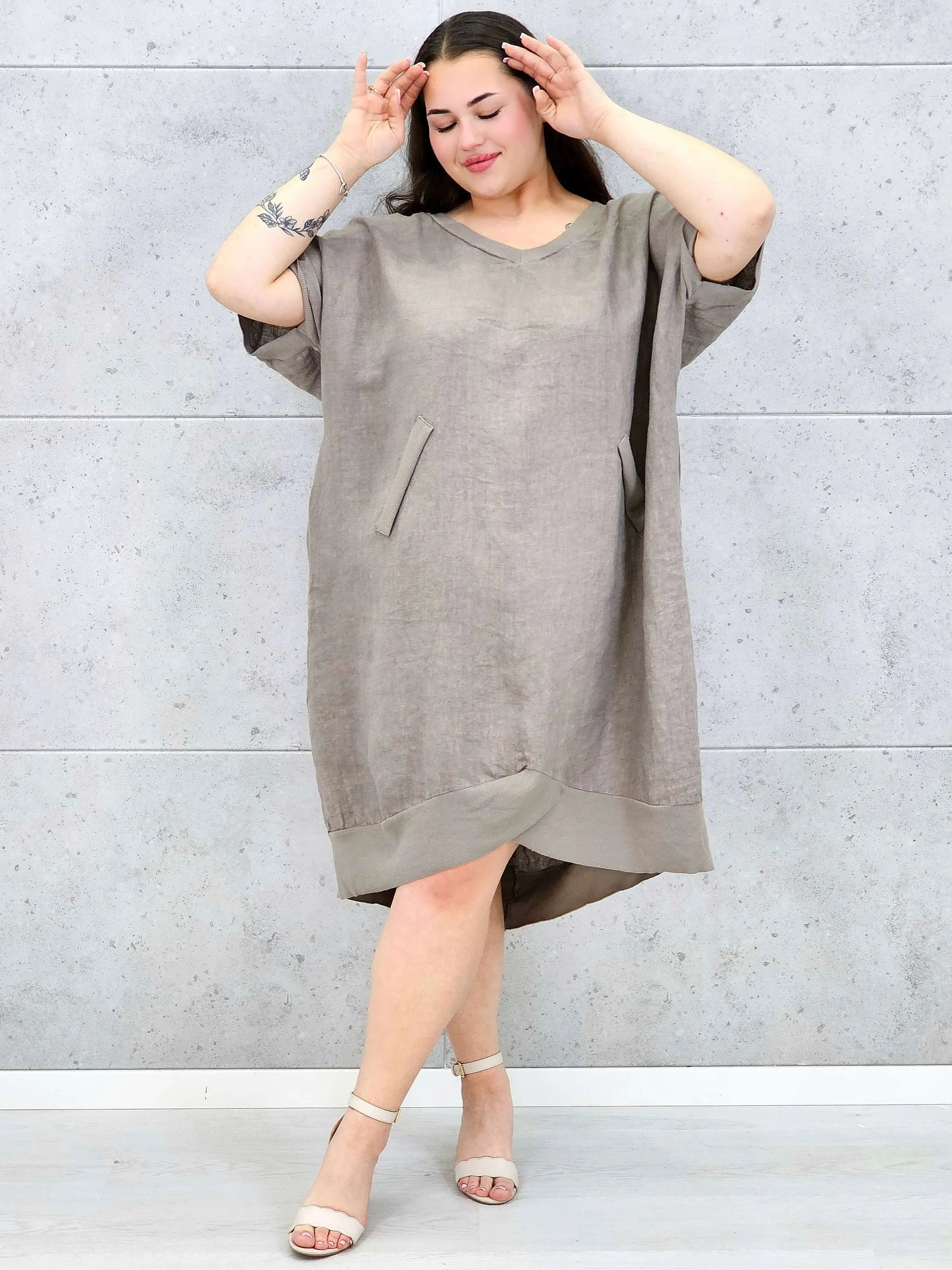 Lniana sukienka oversize midi z dekoltem V i kieszeniami Stylowa XL