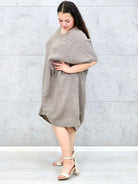 Lniana sukienka oversize midi z dekoltem V i kieszeniami Stylowa XL