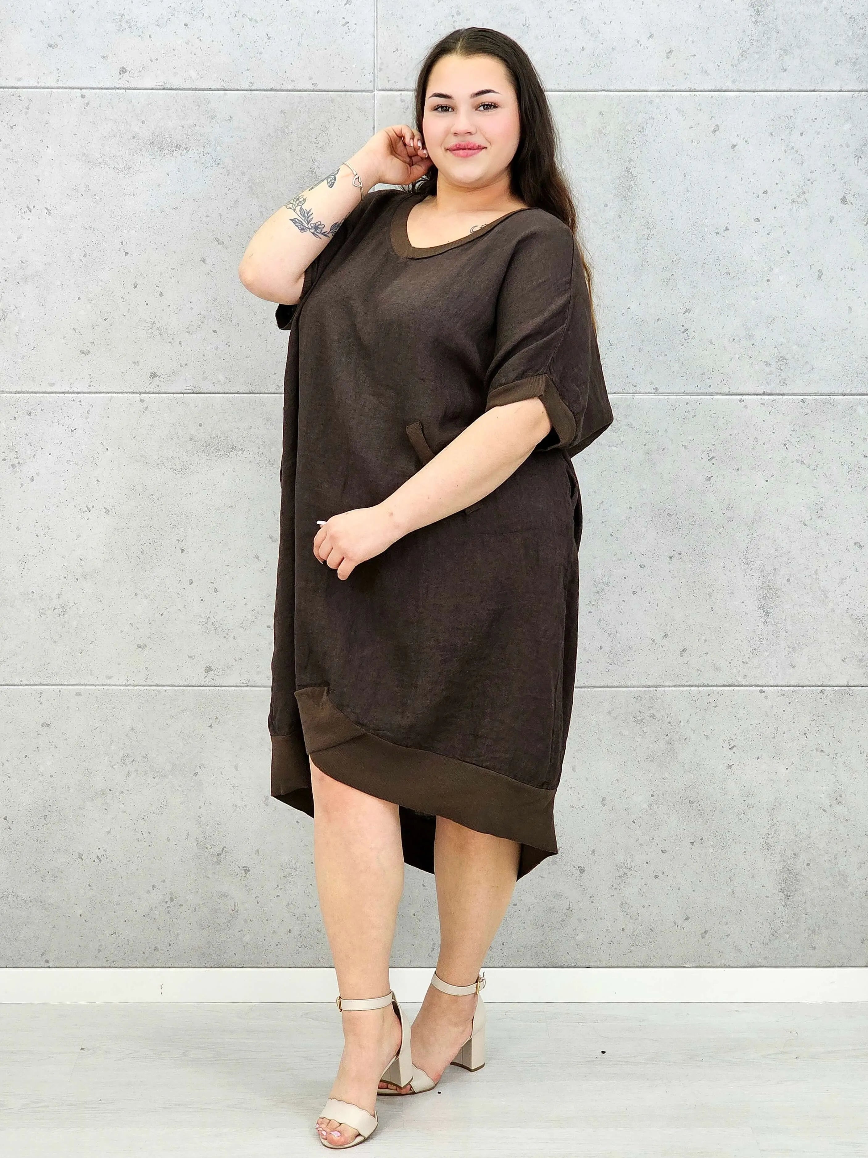 Lniana sukienka oversize midi z dekoltem V i kieszeniami Stylowa XL