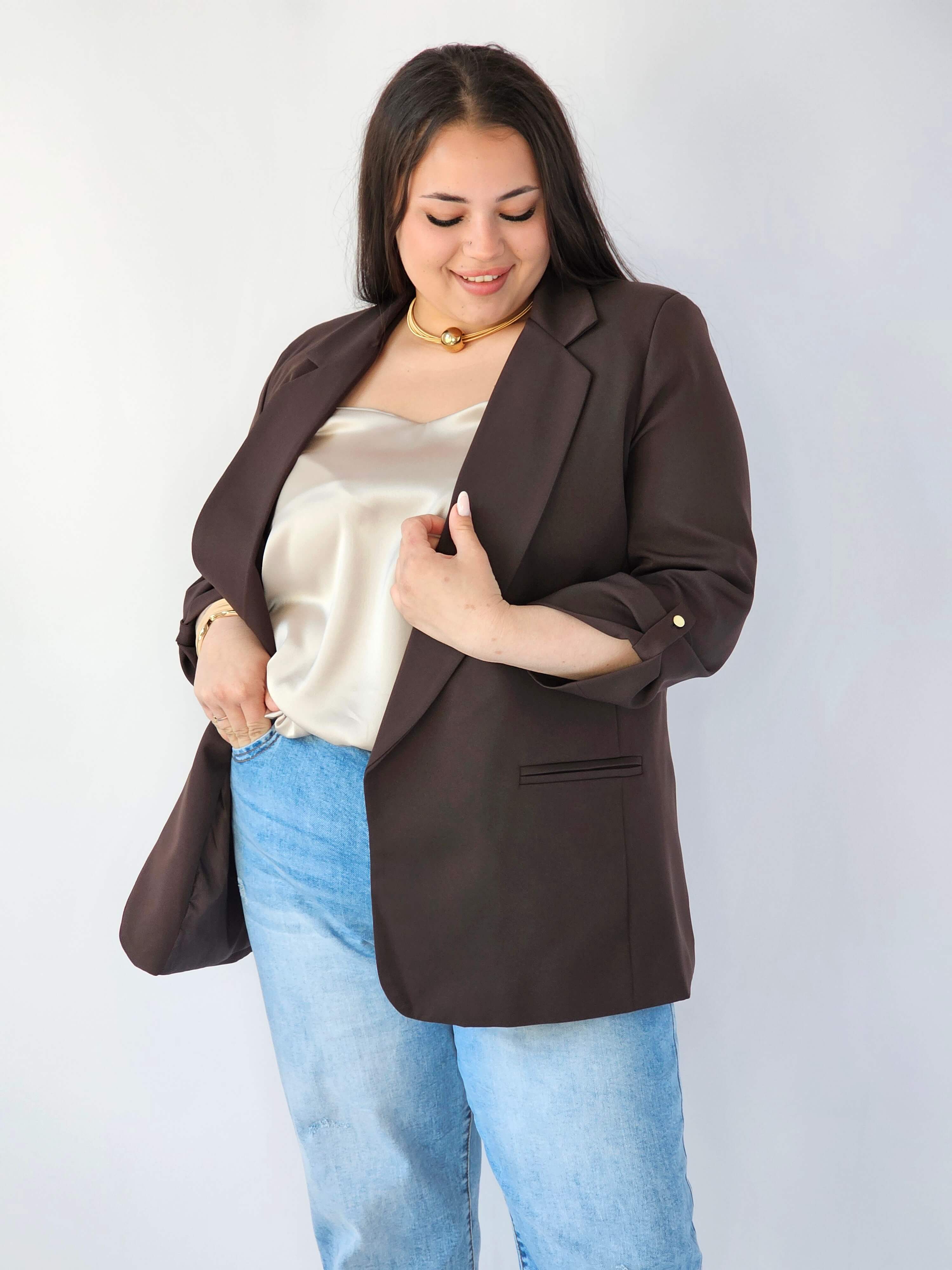 Marynarka plus size – elegancja, która pasuje do każdej stylizacji. Stylowa XL