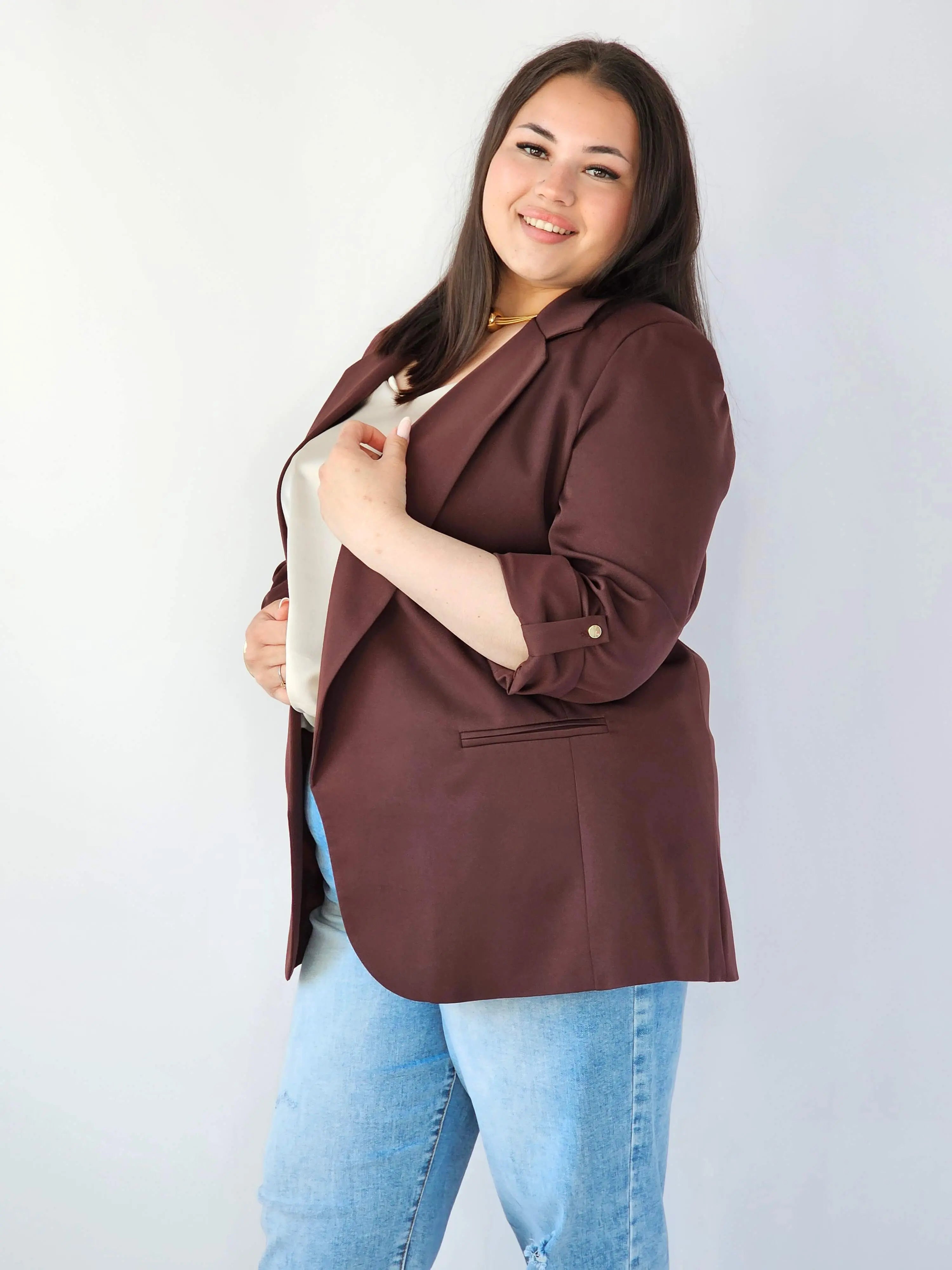 Marynarka plus size – elegancja, która pasuje do każdej stylizacji. Stylowa XL